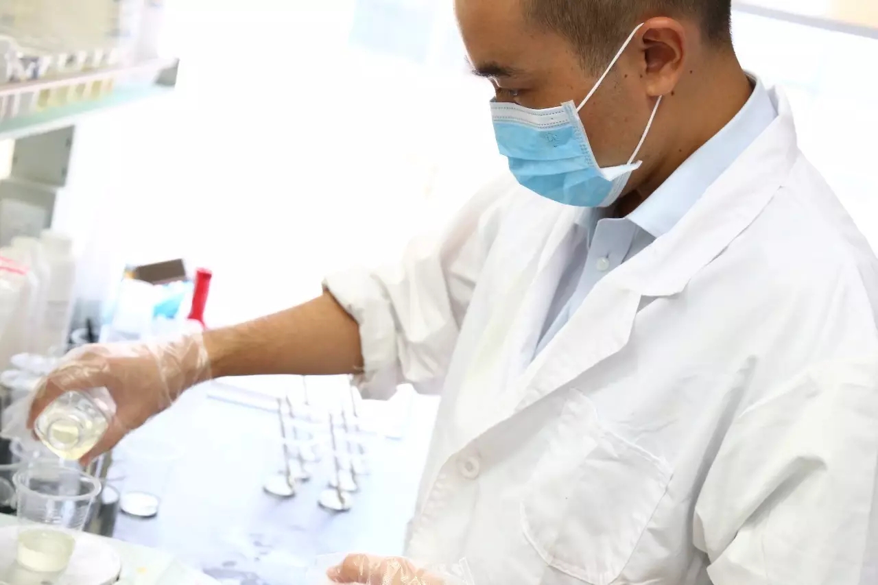 李工正在取样